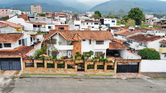 Xv, Hermosa Y Amplia Casa Con Doble Propósito En Pueblo Nuevo San Cristóbal Edo Táchira.