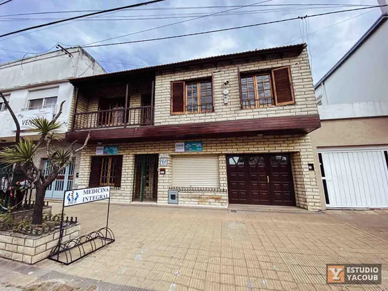 Edificio Comercial En Venta - 7 Consultorios 3 Dormitorios 7 Baños - 428mts2 - Berisso