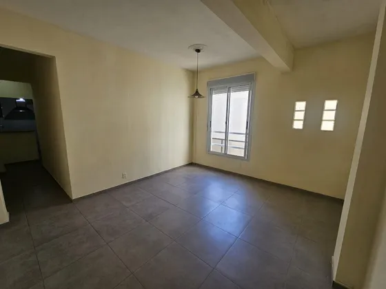 Apartamento De 2 Dormitorios En Pleno Centro. Reciclado A Nuevo.- Se Escuchan Ofertas!!!!!! 