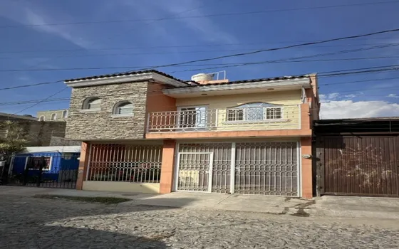 Casa 5 Recamaras, 3 Baños, 2 Estacionamientos