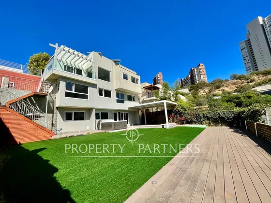 Se Vende Amplia Casa En Exclusivo Condominio De Ja...