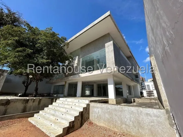 Fredxia Castillo Vende Amplia Casa De Tres Niveles Ideal Para Remodelar A Tu Gusto En Monte Real, Zona Exclusiva Del Este De Barquisimeto # 25-8507
