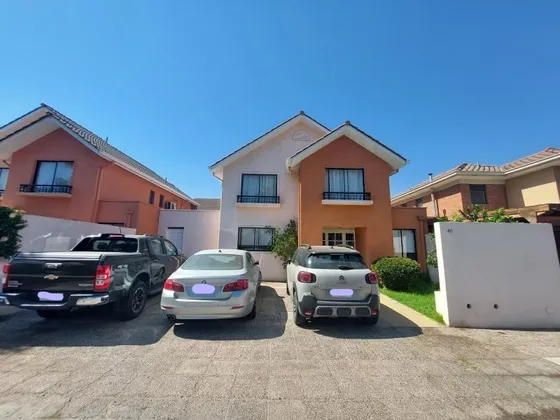 Casa En Venta De 5 Dorm. En Maipú