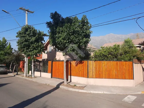 Casa En Venta De 5 Dorm. En Peñalolén