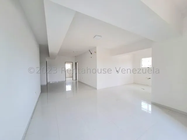 Apartamento En Venta En La Urbanización Base Aragua Maracay En Los Edificios Nuevos Al Lado Del Hiper Jumbo De 125mts2 En Obra Blanca Holder 24-12215
