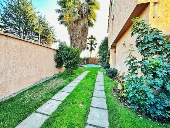 Casa En Venta De 5 Dorm. En Huechuraba