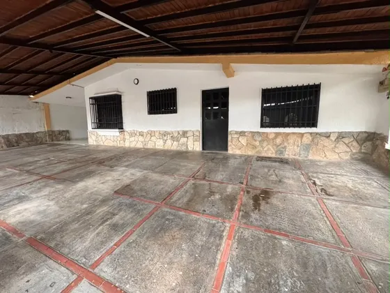 Casa De Esquina Con Porche Techado Y Doble Garaje En San Diego Morro I