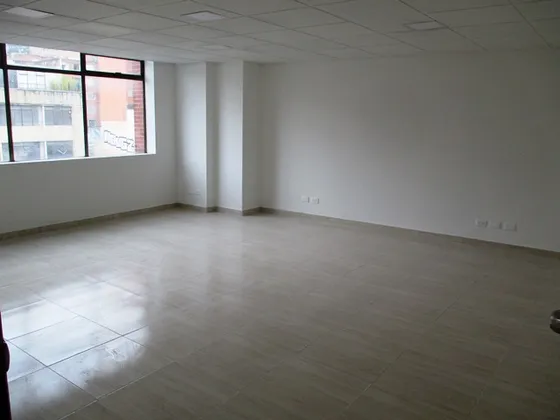 Arriendo Oficina 405 Chapinero Cuarto Piso De 33 Mt Un Solo Espacio Iluminada Sol En La Mañana Luces Led Piso En Cerámica 6 Baterías De Baños Comunales Ascensor Escaleras De Emergencia Recepción 24 H