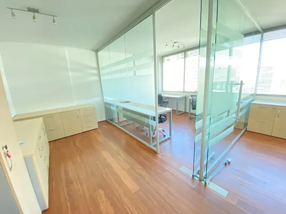 Oficina Habilitada/2 Privados /2 Baños En Metro Manquehue