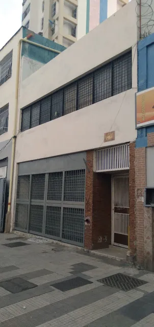 Amplio Y Versatil Local Dos Niveles, Av. San Martin, A Pie De Calle Ideal Para Deposito,comercio Y/o Manufactura, Con Mobiliario (opcional) Facil Acceso A Todo