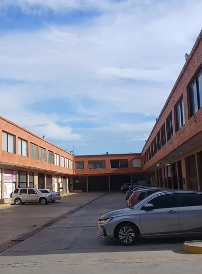 Galpón Ubicado En Centro Comercial Los Industriales Carretera Nacional Los Guayos Este Galpón Cuenta Con 550mt2 Entrada De Altura Otra Entrada Con Recepción Area De Oficinas Con Baños Tanque D