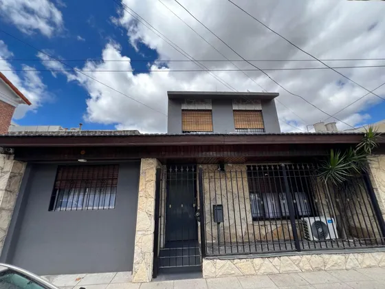 Importante Casa 6 Amb, Ubicada En Piedra Buena 28, Remedios De Escalada, Lanus