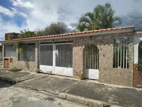 Acogedora Casa Con Funcional Anexo, En Perfectas Condiciones Con Patio Y Linda Fachada, Calle Cerrada! Oportunidad De Inversion, Negociable!