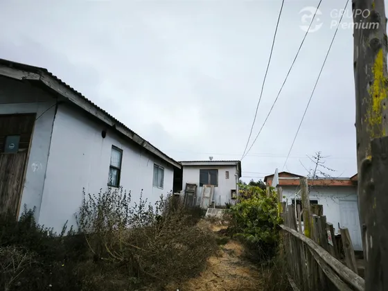 Terreno A Pasos De La Playa Con 2 Viviendas En Horcón
