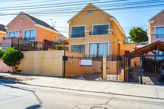Excelente Casa De Dos Niveles En Barrio Tranquilo ...