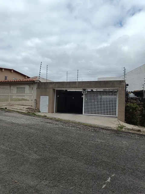Alquiler La Trinidad, Espectacular Quinta Semi Equipada Ubicada En Calle Privada Y Con Estricta Vigilancia