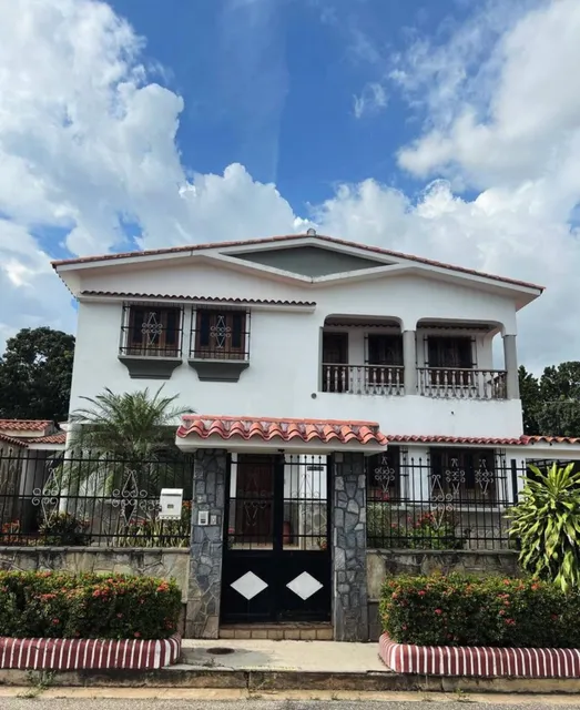 En Vernta Hermosa Y Amplia Casa Amoblada, Urb.prebo Calle Cerrada, 70.000$ Mml Solo Clientes