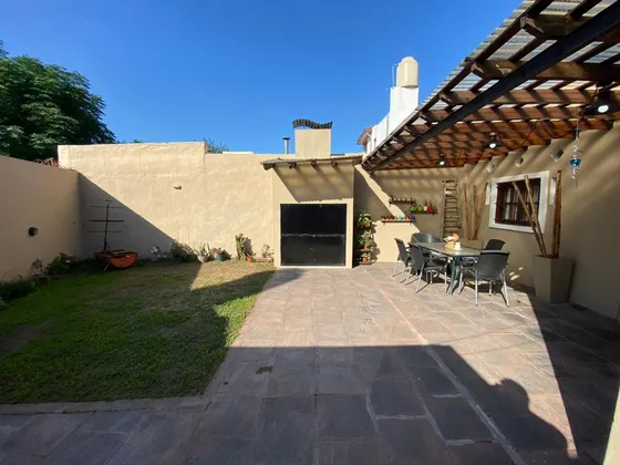Venta Casa 3 Amb / Cochera / Parrilla / Jardín
