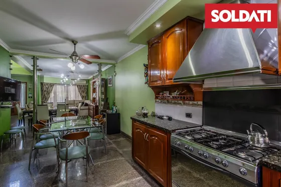 Casa En Venta 5 Ambientes Con Jardín Y Cochera