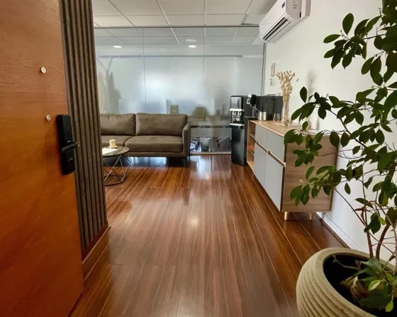Arriendo Oficina Con Ubicación Cercano A Metro Manquehue.