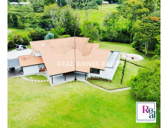 Hermosa Finca En Un Lote De 6.060 M2 Planos 