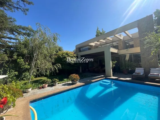 Casa En Venta De 5 Dorm. 4 Baños En Condominio En Las Condes