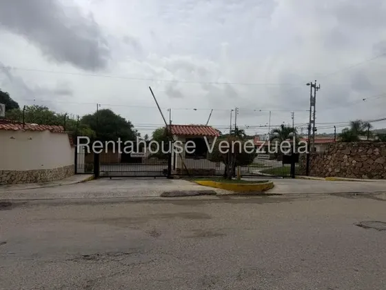 Andreymar Canelón Vende Espectacular Casa Lista Para Habitar En Cabudare, Habitaciones Con Closets, Patio Con Grama Artificial.