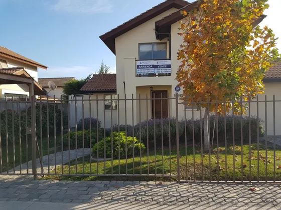 Se Arrienda Cómoda Casa Con Amplio Patio