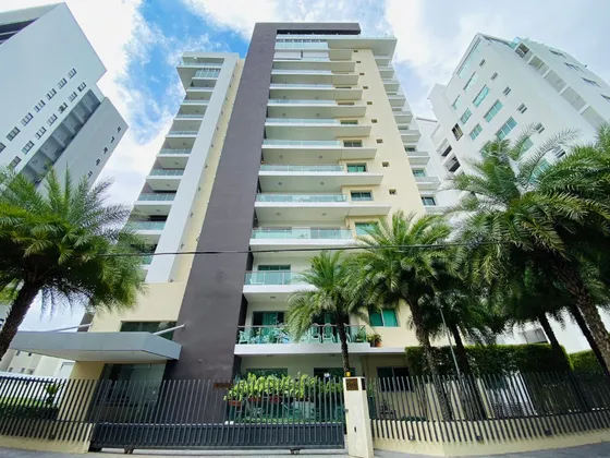 Moderno Y Elegante Apartamento Con 3 Habitaciones, Piscina Climatizada Y Gimnasio Equipado De Venta En La Esmeralda! [ Video Tour Disponible ]