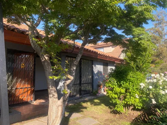 Venta Acogedora Casa En Las Condes, Con Excelente Ubicacion