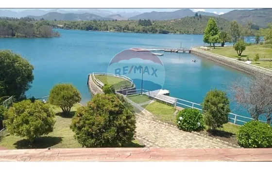 3 Casas Con Orilla Lago Colbún En 16.870 M2.