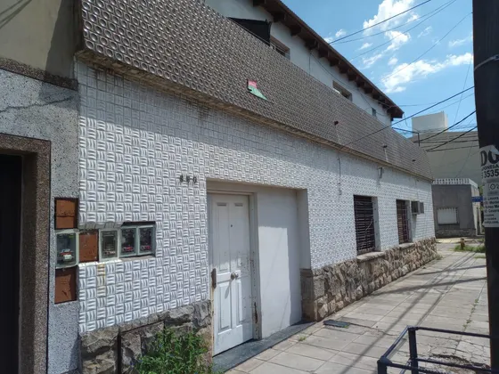 Alquiler Departamento 2 Amb.  En Ramos Mejia  Buen Estado Con Patio