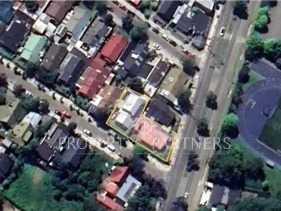 Propiedad  De Esquina Con  Dos Casas, Excelente  U...