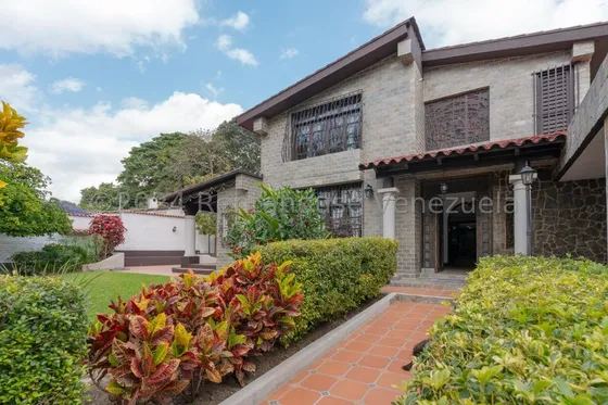 Prados Del Este !! Venta Hermosa Casa Remodelada, 750 M2 Terreno, 550 M2 Const., 4 Hab, 6 Baños, 3 Pe, Área Servicio, Cocina Moderna, Amplias Áreas Sociales, Terraza, Bar, Bello Jardín. Calle Cerrada!
