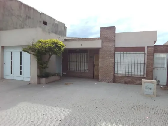 Casa En Venta - 2 Dormitorios 2 Baños - Cochera - 500mts2 - Salto