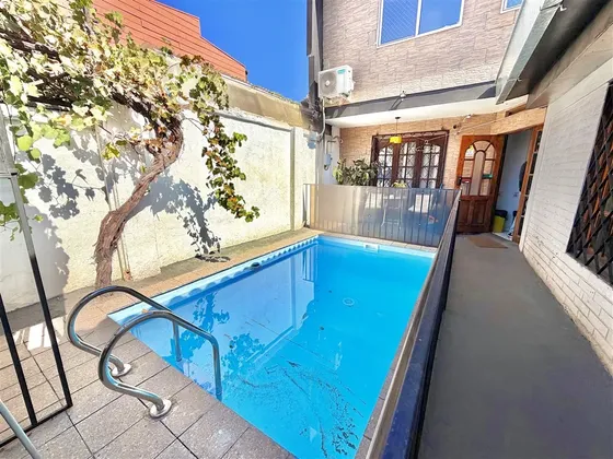 Casa Amoblada En Arriendo De 6 Dorm. En La Reina