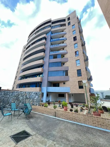 Apartamento Espacioso Con Excelente Ubicación En Mañongo, Ciudad Jardín Mañongo, Espacioso 269.9 M2, Planta Baja, Sin Problemas De Agua, Generador Eléctrico, Piscina (mer)