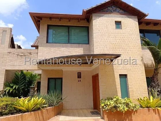Exclusivo Townhouse Inm En La Zona Más Prestigiosa De Valencia, Conjunto Cerrado De Tan Solo 10 Casas.  3 Niveles,  El Equilibrio Perfecto Entre Lujo, Confort Y Funcionalidad. Pozo Y  Planta 100%