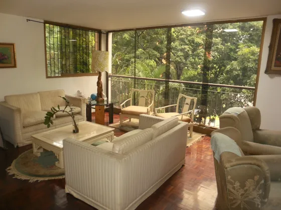 Amplio Apartamento, Uno Por Piso, Luminoso, Vista Al Jardin, En Excelente Estado De Conservacion