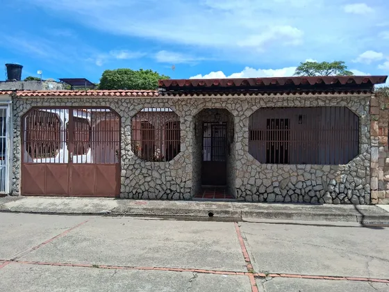 En Venta Cómoda Casa En Urb. La Fuente, Turmero Mic 01