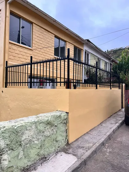 Casa Dos Pisos, Solida, Cercana A Locomoción Y Supermecados