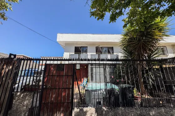 Cómoda Casa En Calle Nelsón Con Los Avellanos 5d