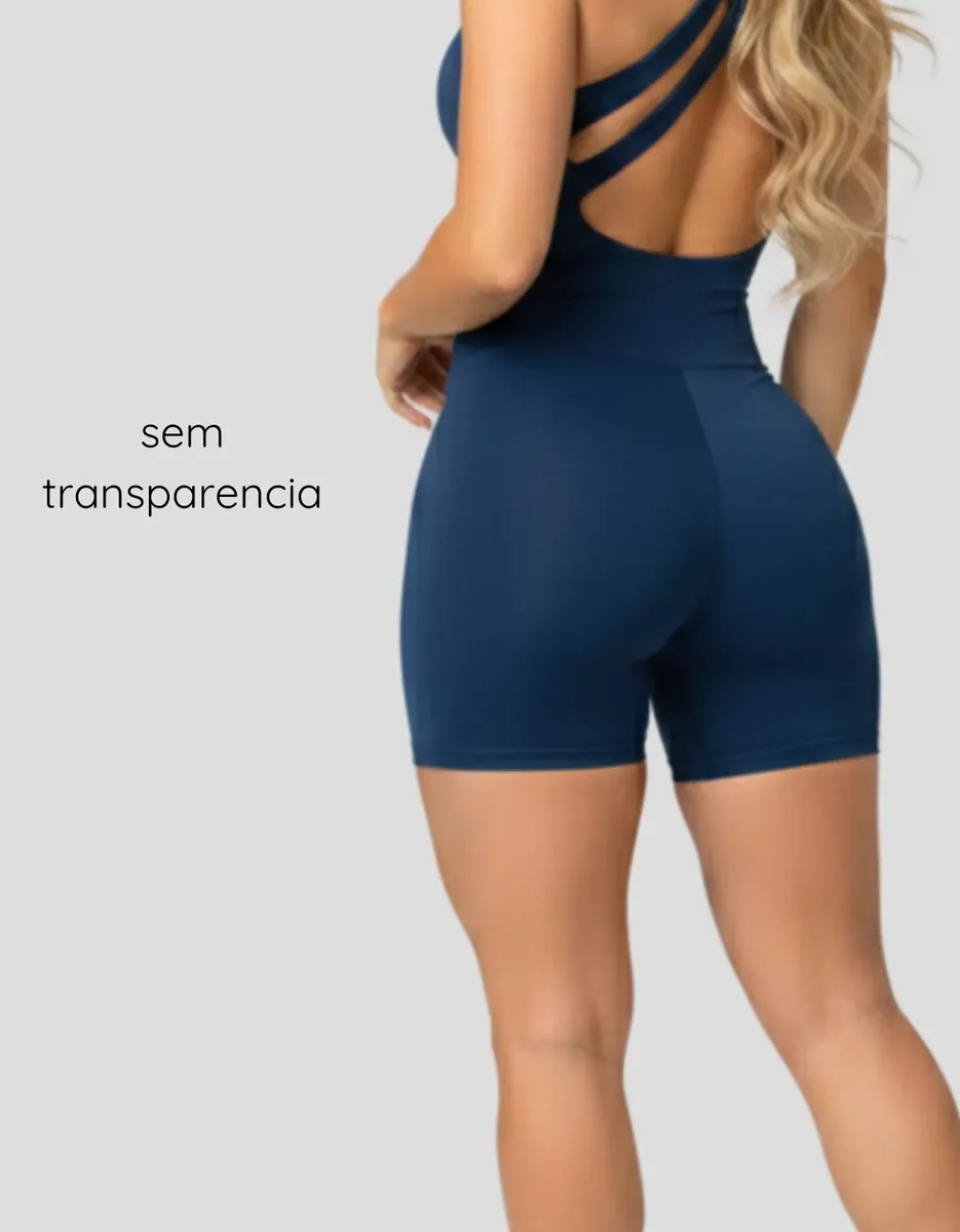 Vista traseira de uma mulher usando o macaquinho azul-marinho, com foco na área dos glúteos e a frase 'sem transparencia' em destaque.