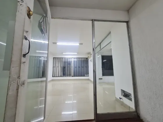 Se Arrienda Local Comercial A Pasos De Plaza De Los Héroes.