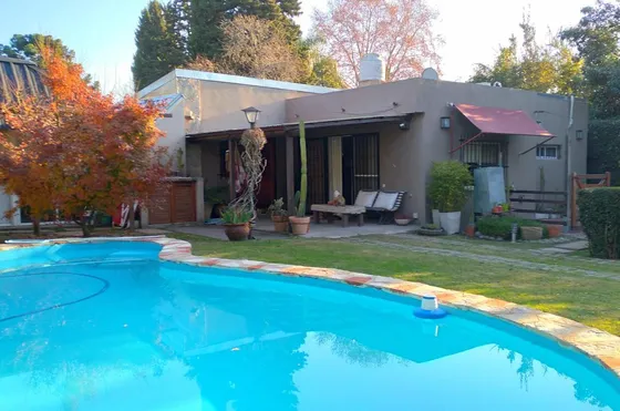 Casa  Venta 3 Dormitorios 2 Baños 1 Cochera 800 Mts 2 Totales - Arturo Segui