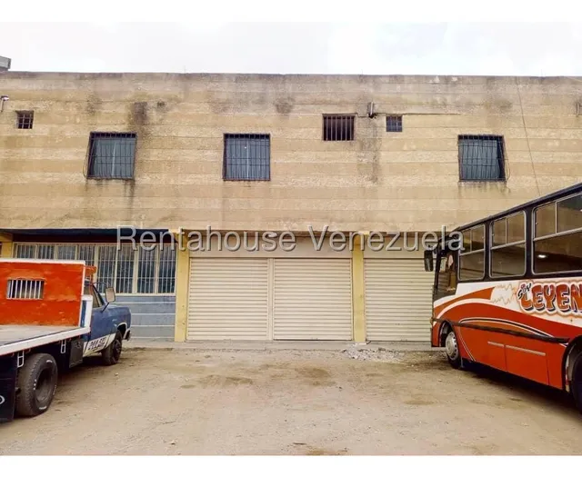 María Gabriela Martínez Te Ofrece Amplio Local Comercial En Alquiler Zona Oeste De Barquisimeto, A Pie De Calle, Agua Constante, Ideal Para Desarrollar Cualquier Negocio.