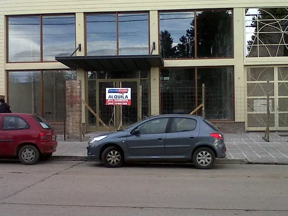 Excelente Local Con Estacionamiento Centor Bariloche 