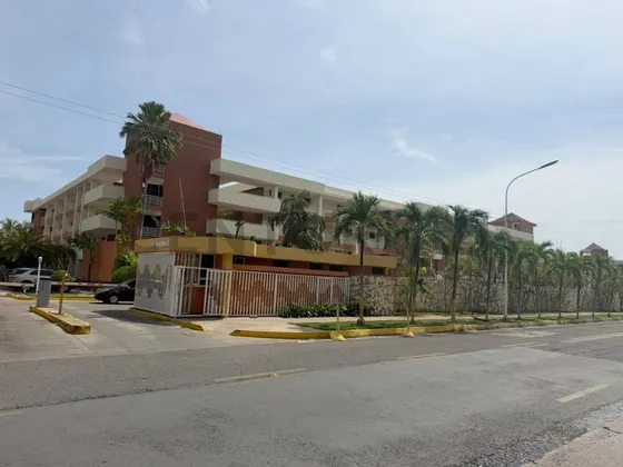 En Venta Apartamento Con Puesto De Muelle En C.r. Las Marinas, Lechería