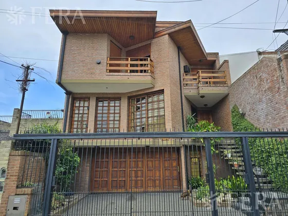 Venta Casa 5 Ambientes Con Cochera Y Jardín En Wilde