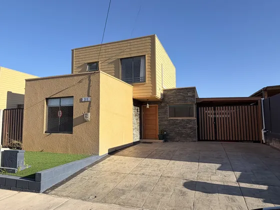Casa De 3 Dormitorios Con Amplio Jardín En Villa Alemana